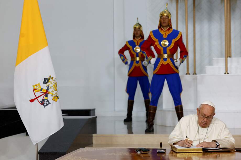 “Terminó este papa prisionero de su propio sino: alebrestó al conservadurismo y defraudó al reformismo”: Cristina de la Torre