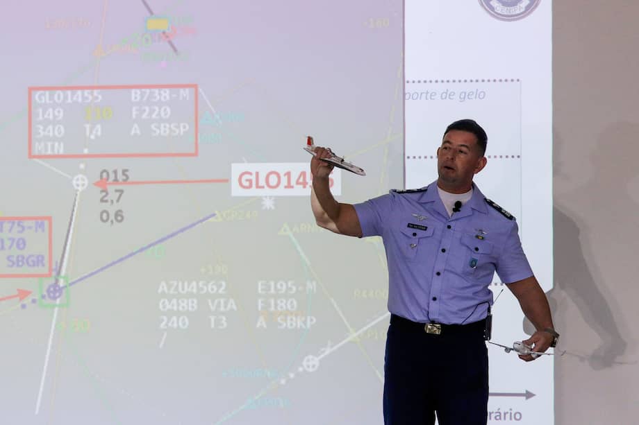El teniente coronel de la Fuerza Aérea Brasileña Paulo Mendes Froes habla durante una conferencia de prensa sobre el accidente del avión de Voepass a principios de agosto, en Brasilia el 6 de septiembre de 2024.