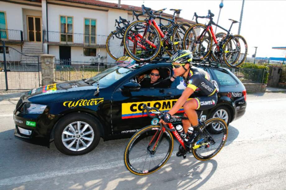 Team Colombia en la Tirreno-Adriático. Foto: colombiacyclingpro.com