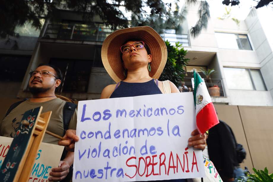 Un grupo de personas protestan afuera de la Embajada de Ecuador en la Ciudad de México (México), luego del asalto a la Embajada mexicana en Quito. EFE/Sáshenka Gutiérrez