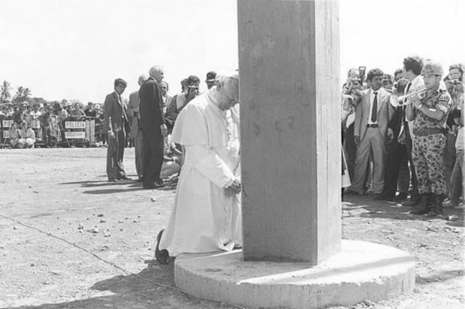 Juan Pablo II durante su oración por las víctimas de la avalancha de Armero. / Archivo El Espectador