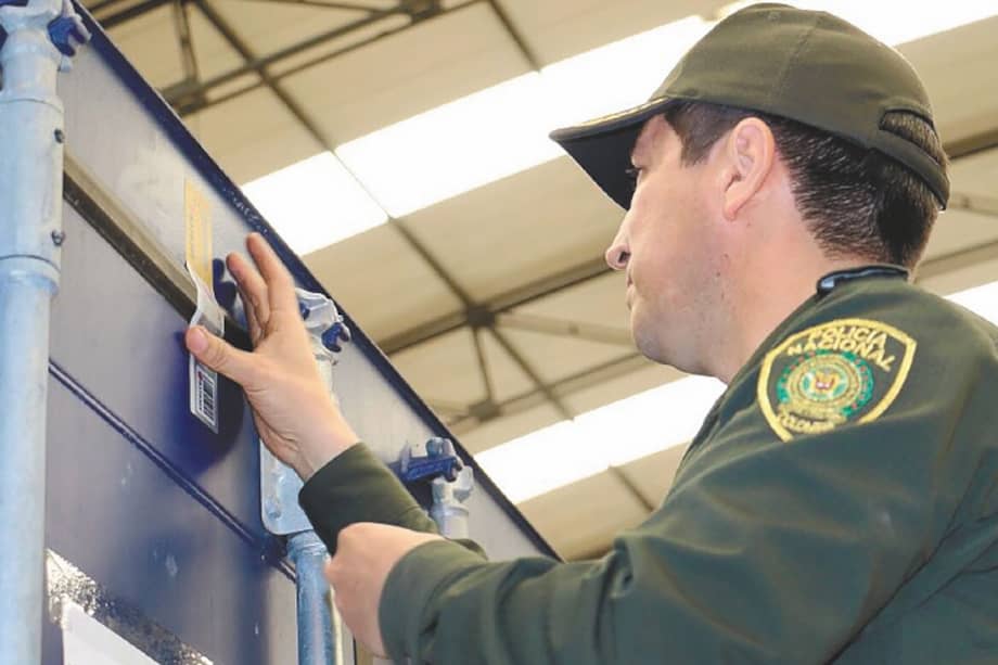El coronel Rojas sellando uno de los ocho contenedores donde están los restos de las armas.