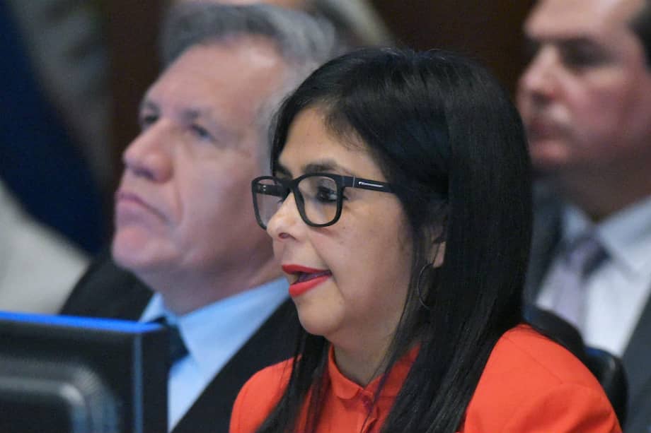 Delcy Rodríguez, canciller venezolana, al lado de Luis Almagro. / AFP