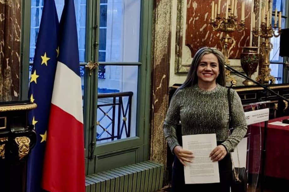 Pérez y su galardón en París.