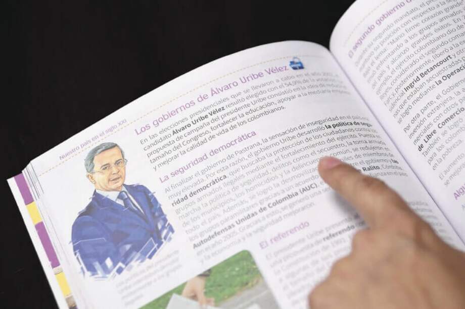 La polémica surgió por esta definición de Seguridad Democrática publicada en un libro de Santillana. / Mauricio Alvarado - El Espectador