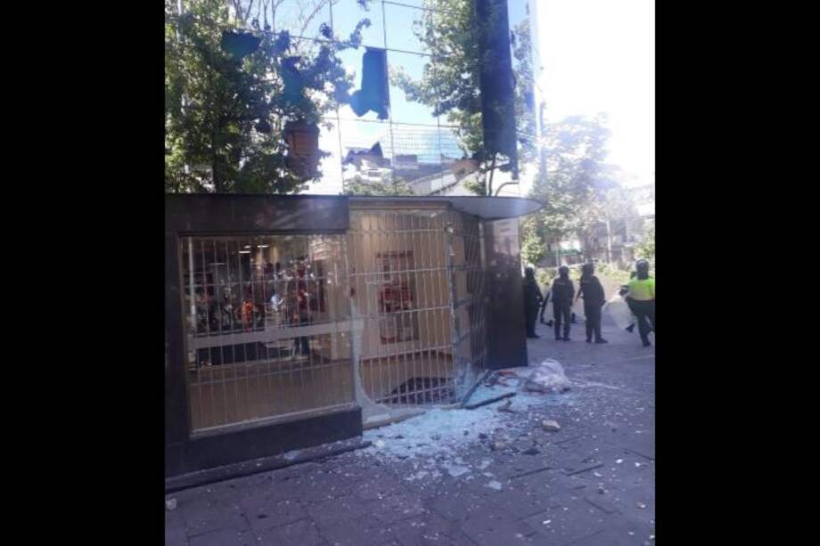 Dentro de la entidad bancaria se encontraban dos personas, entre ellas un menor de edad. / Tomado de Twitter