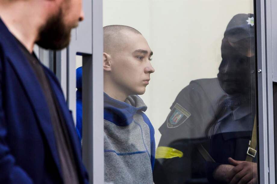 En su declaración, el fiscal acusó a Shishimarin de disparar varias veces con un rifle Kalashnikov al hombre de 62 años en una carretera en la localidad de Chupajivka.