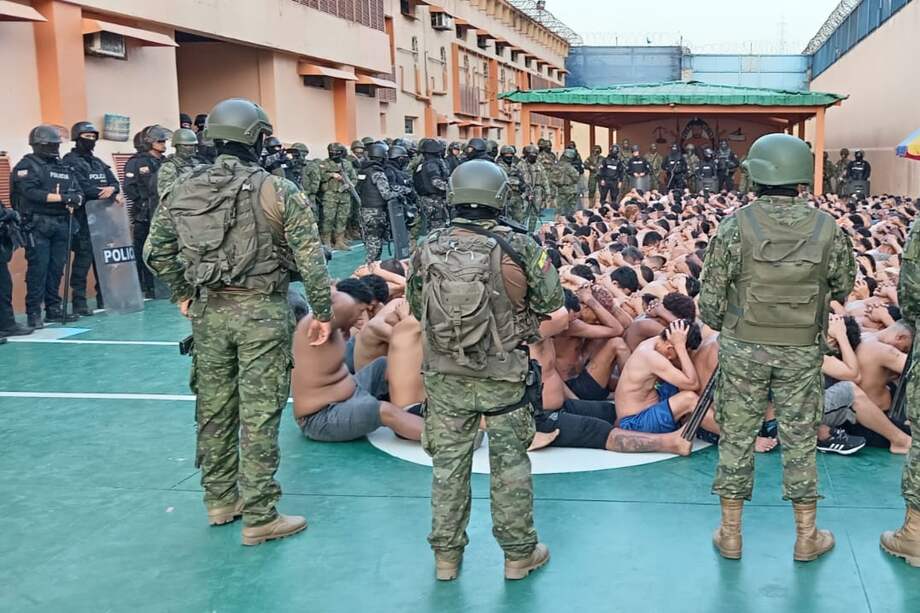 Fotografía cedida por las Fuerzas Armadas de Ecuador durante la intervención en la Penitenciaría del Litoral, en Guayaquil (Ecuador).