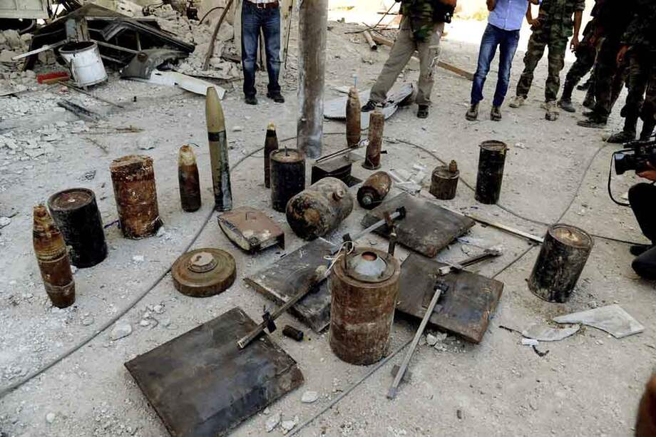 Varias bombas halladas presuntamente en el interior de túneles durante una operación llevada a cabo por soldados de la Armada siria, en la población de Shabaa, en Damasco.