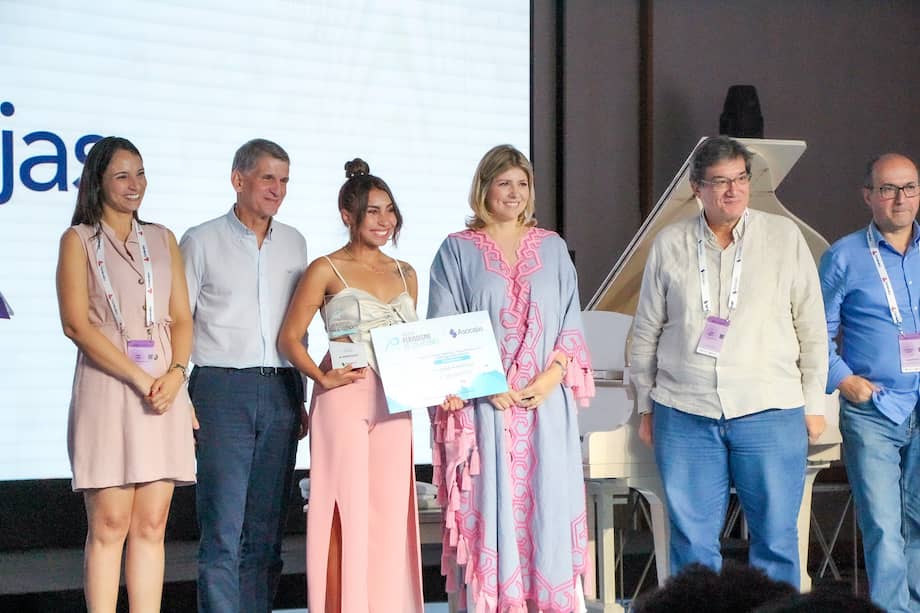 La periodista Dayana Herrera recibe el premio otorgado por Asocajas.
