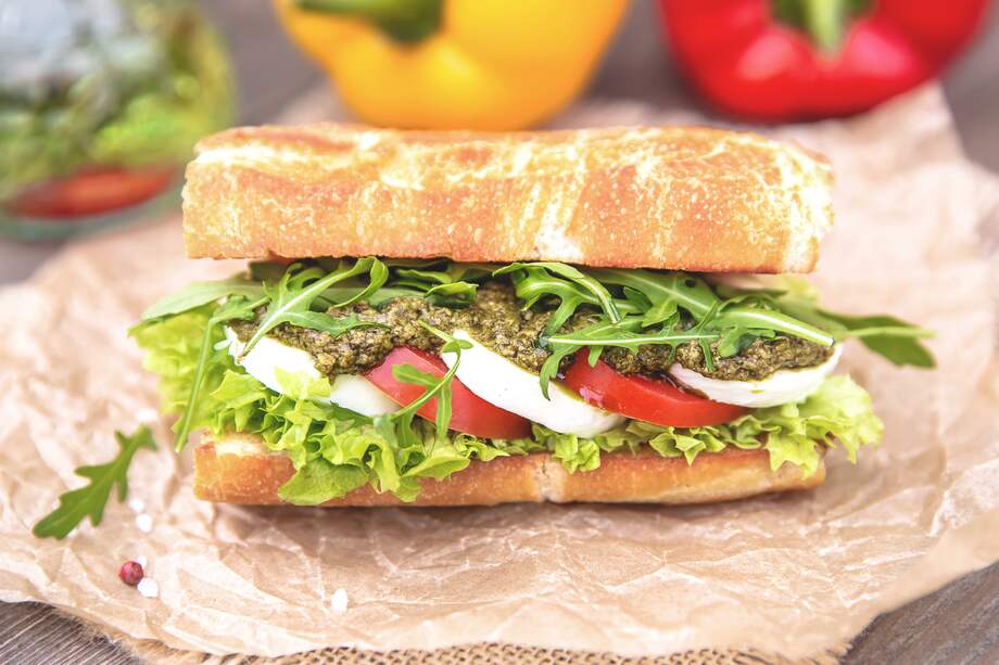 La magia de sabor de este sánduche caprese gourmet está en el pan tostado. ¡A preparar!