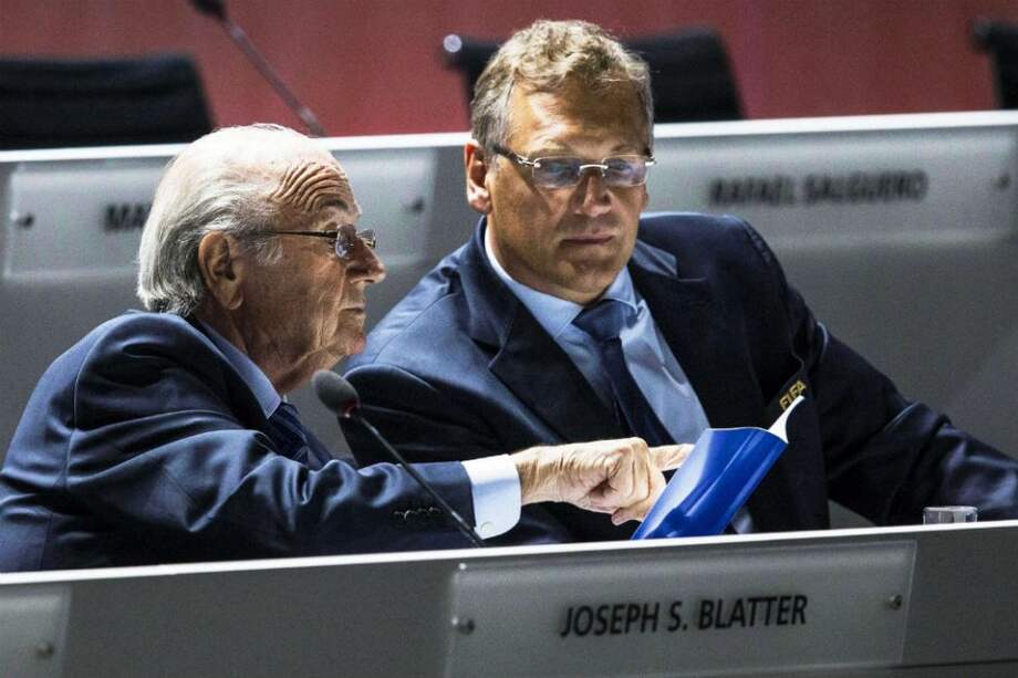 Joseph Blatter, presidente de la Fifa, junto a Jerome Valcke. Foto: EFE