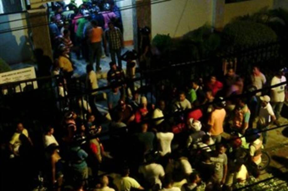 A las afueras del Salón del reino de los testigos de Jehova en Cartagena.