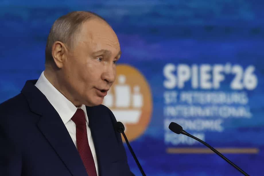 El presidente ruso Vladimir Putin pronuncia su discurso en la sesión principal del Foro Económico Internacional de San Petersburgo.