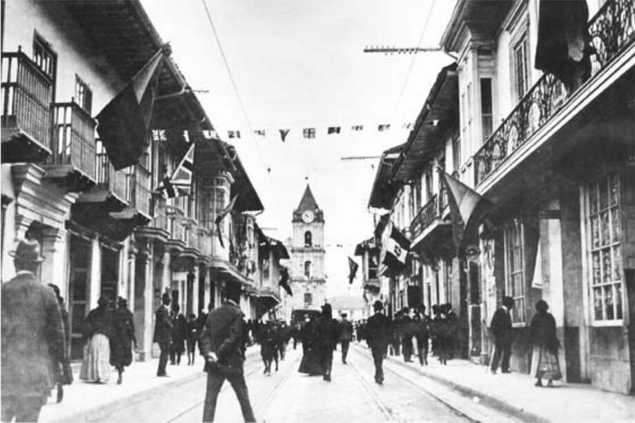 "Aquella Bogotá de mi infancia vibraba con tertulias y debates políticos. Pero también es cierto que por su aspecto físico más parecía un burgo medieval que una ciudad a las puertas del siglo XX".
