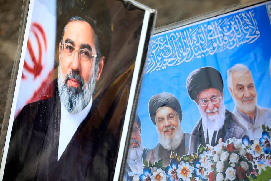 Un retrato (izq.) que representa al nuevo líder supremo iraní, el ayatolá Mojtaba Khamenei, junto a otro que representa (de derecha a izquierda) al difunto general iraní Qasem Soleimani, al difunto líder supremo iraní, el ayatolá Ali Khamenei, y a los difuntos líderes de Hezbolá, Hassan Nasrallah y Hashem Safieddine.