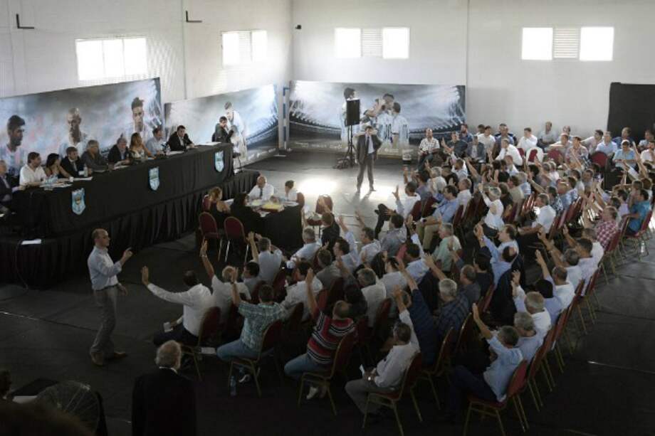 Este viernes se reunió la dirigencia del fútbol argentino para tomar decisiones en pro de salir de la crisis. / AFP