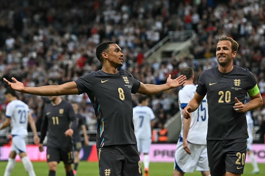 Trent Alexander-Arnold (izq.) junto a Harry Kane en el partido amistoso entre Inglaterra y Bosnia-Herzegovina .