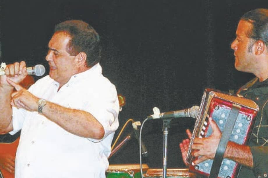 Su actividad artística le ha permitido recibir homenajes en su tierra villanuevera y fuera de ella. Su voz le permite cantar bolero, baladas, obras y ópera.