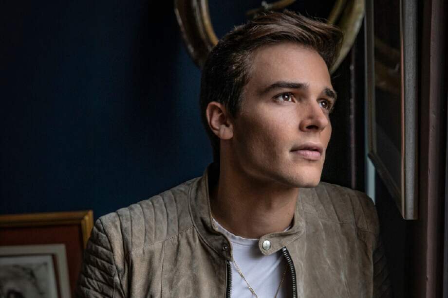 Alejandro Santamaría dice que su pop gira en torno a la guitarra, instrumento que toca desde los 13 años. / Cortesía