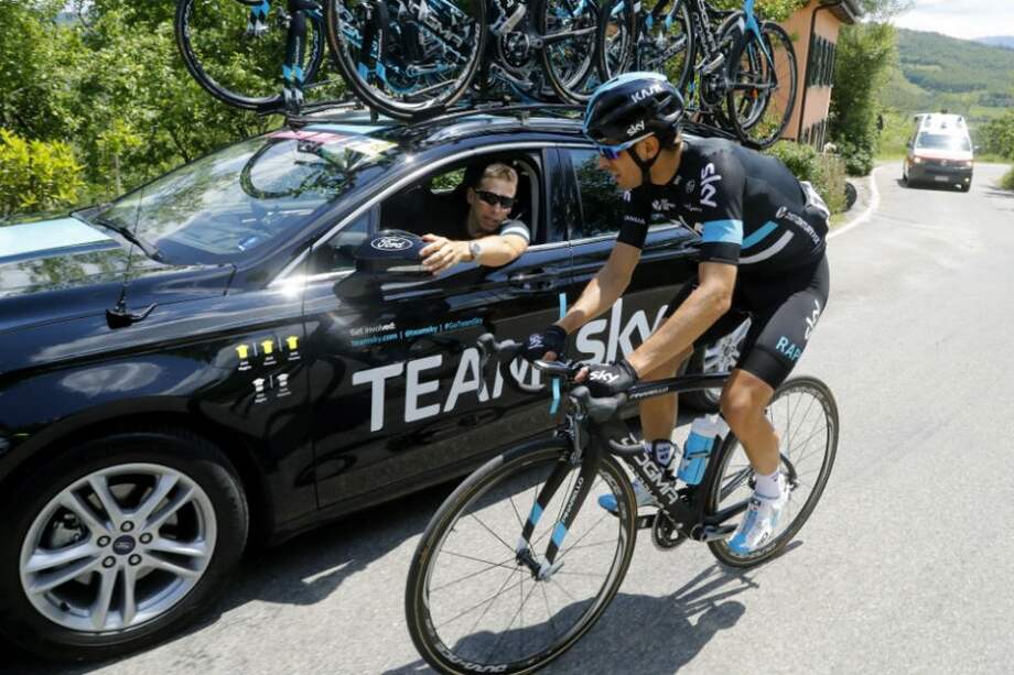 Mikel Landa junto con el director deportivo del Sky. Foto: AFP