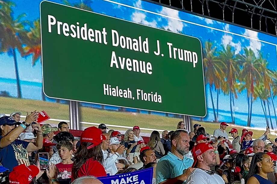 Una pancarta con un letrero de una avenida con su nombre, durante un mitín de campaña en Hialeah, Florida (Estados Unidos).