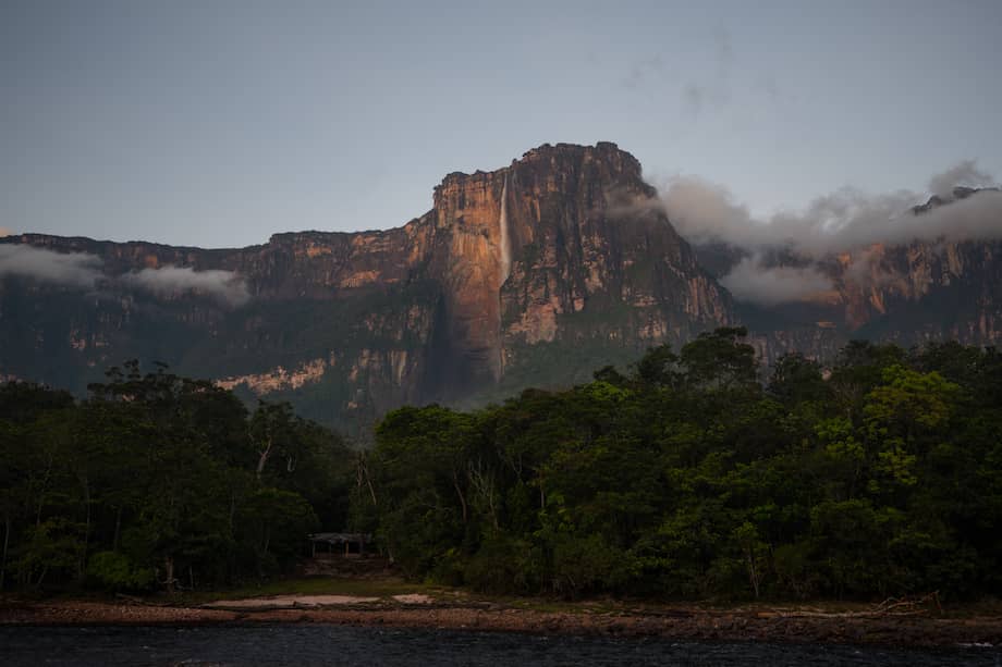 bicado en el corazón del Parque Nacional Canaima, en Venezuela, este destino atrae a viajeros de todo el mundo que buscan contemplar un paisaje único formado por tepuyes, selvas y ríos.