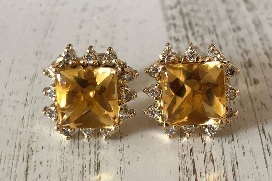 Nuestras joyas están elaboradas con metales preciosos en su mayoría de las veces oro.