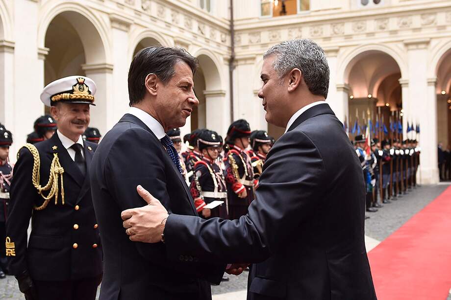 El primer ministro de Italia, Guiseppe Conte, da la bienvenida al presidente Iván Duque al Palacio Chigi, este lunes en Roma. / Cortesía - Presidencia de la República