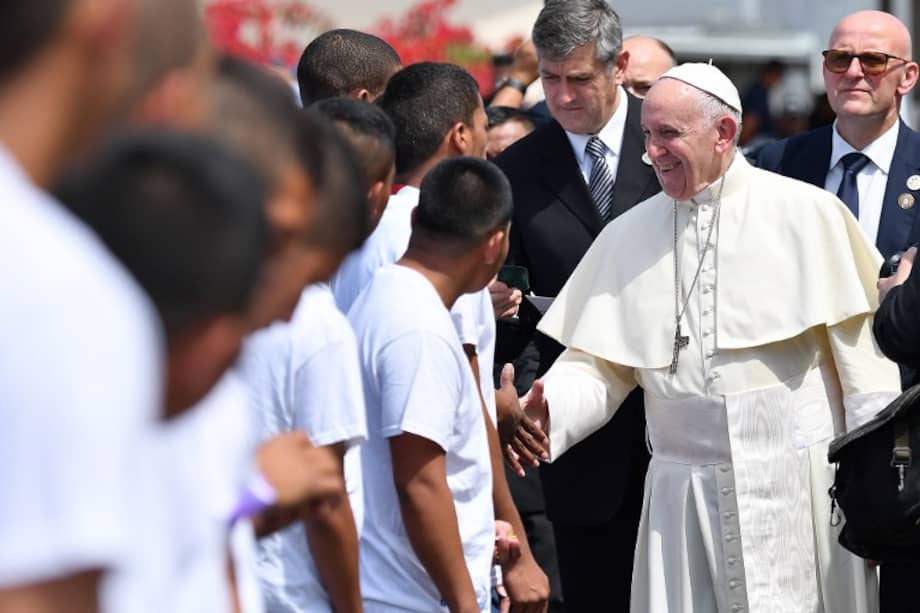 El papa Francisco saluda a un grupo de jóvenes panameños durante su visita al país centroamericano este viernes 25 de enero. / AFP