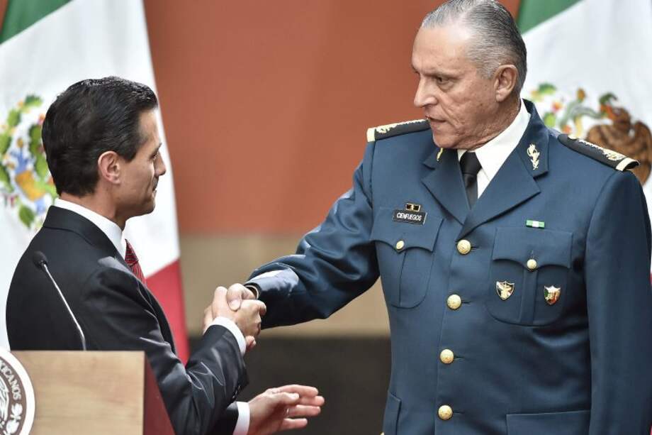 El presidente de México (2012-2018), Enrique Peña Nieto, y su secretario de Defensa, Salvador Cienfuegos, hoy detenido en EE. UU. / AFP / Omar TORRES