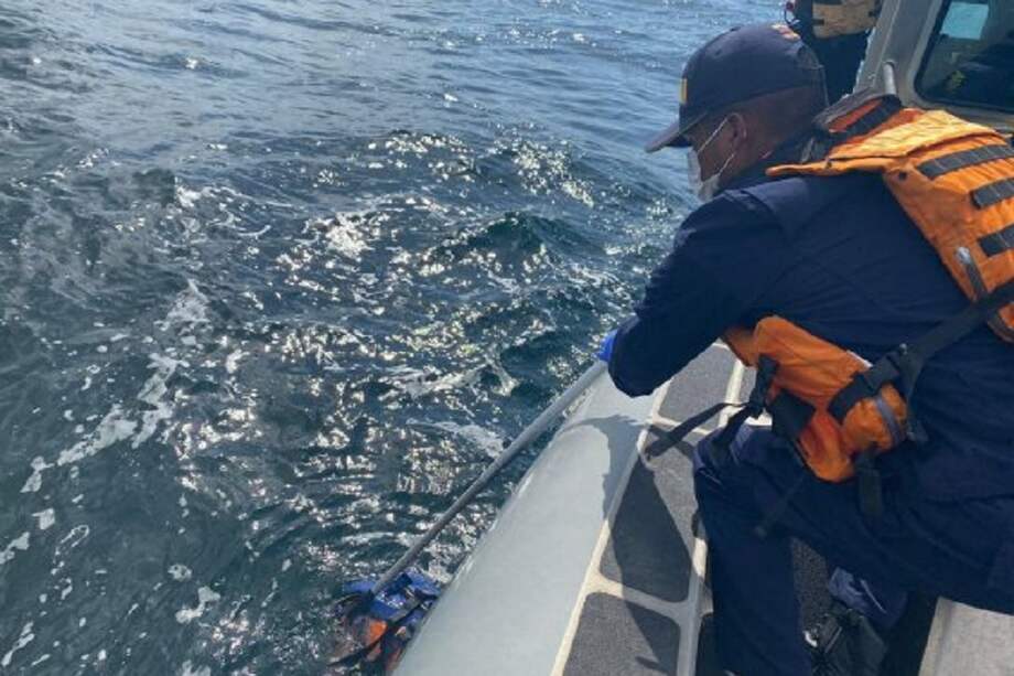 En las últimas horas, la Armada encontró el cuerpo sin vida de un hombre mayor de edad, a 21 millas náuticas del municipio de Acandí. Ya son cinco las víctimas mortales.