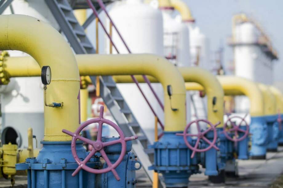 Venezuela busca apoyos dentro y fuera de la OPEP para detener caída del petróleo