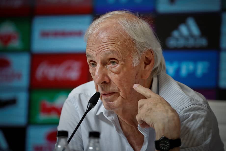 César Luis Menotti, el entrenador campeón del mundo con la selección de Argentina en 1978, extécnico del Barcelona y el Atlético de Madrid y actual director de Selecciones Nacionales, que falleció este domingo a los 85 años. EFE/Archivo/Juan Ignacio Roncoroni