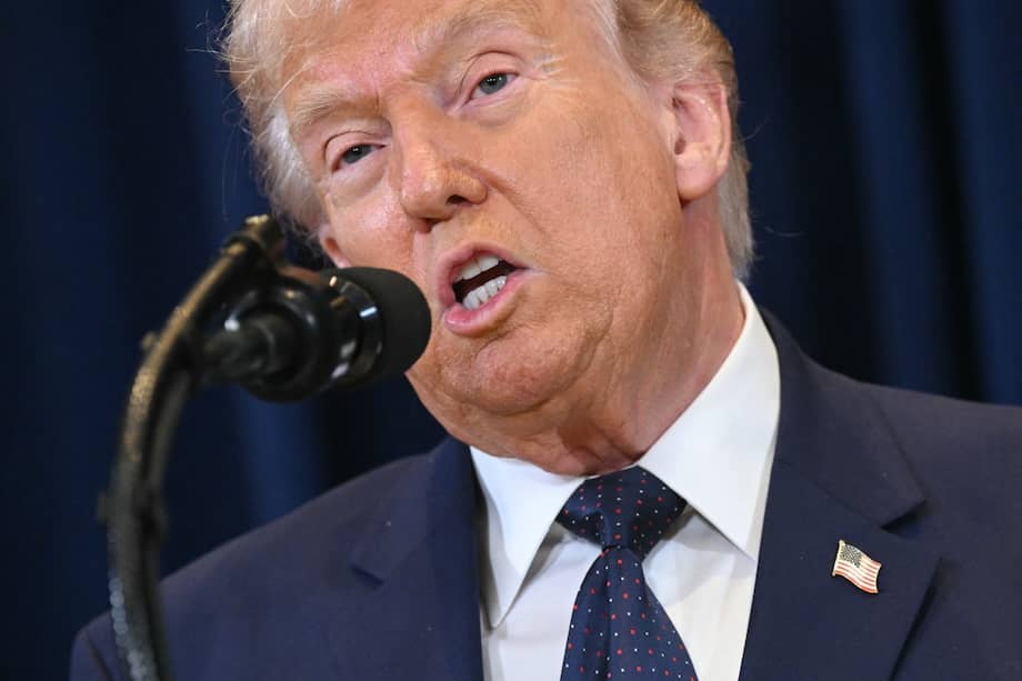 El presidente de Estados Unidos, Donald Trump, habla durante una conferencia de prensa en el Trump National Doral en Miami, Florida.