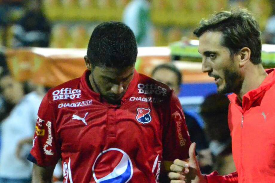 Crhistian Marrugo (i), capitán del Medellín, y su técnico, el argentino Luis Zubeldía. / @DIM_Oficial