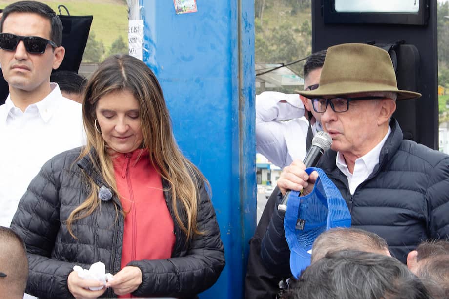 El expresidente de Colombia Álvaro Uribe (d) y la candidata a la Presidencia de Colombia Paloma Valencia se reúnen con comerciantes y transportistas este jueves, en el Puente Internacional de Rumichaca, en Ipiales (Colombia). EFE/ Xavier Montalvo