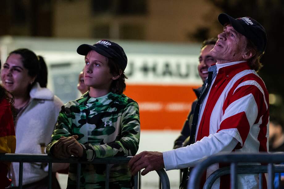 Los partidarios del expresidente y candidato presidencial republicano Donald Trump miran una pantalla gigante mientras habla durante un mitin de campaña en el PPL Center en Allentown, Pensilvania, el 29 de octubre de 2024.