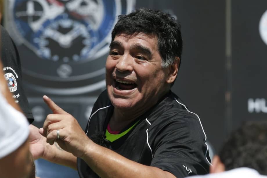 Maradona llegará este martes a Buenos Aires para reunirse con miembros de la FIFA y la Conmebol. / AFP