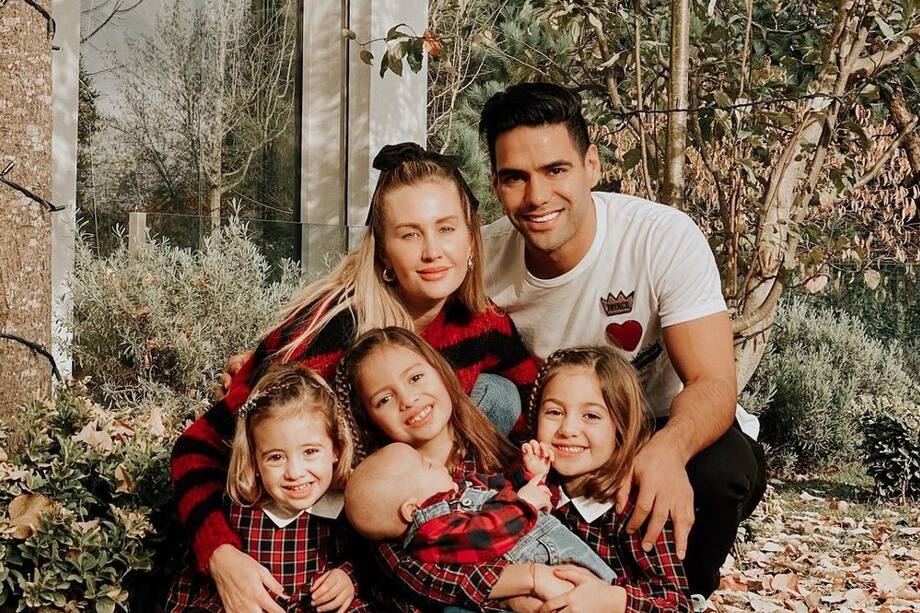 El futbolista y su esposa Lorerei Tarón tienen cuatro hijos, Dominique, Desirée, Annette y Jedidiah que no tienen la nacionalidad de los países donde nacieron sus padres.