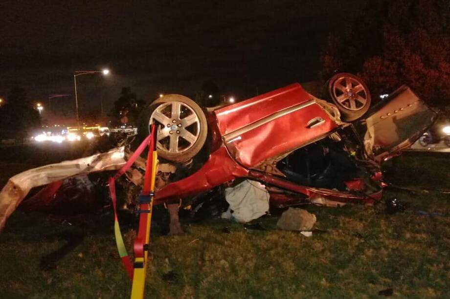 Imagen del carro en el que se accidentaron cuatro personas esta madrugada del viernes, 24 de enero, en Bogotá. / Cortesía Secretaría de Movilidad