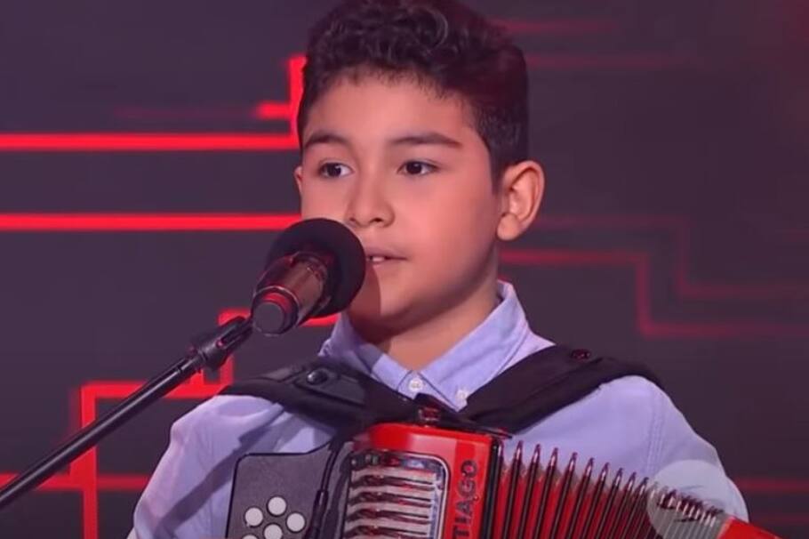 El niño guajiro encantó con su gran talento para tocar el acordeón.