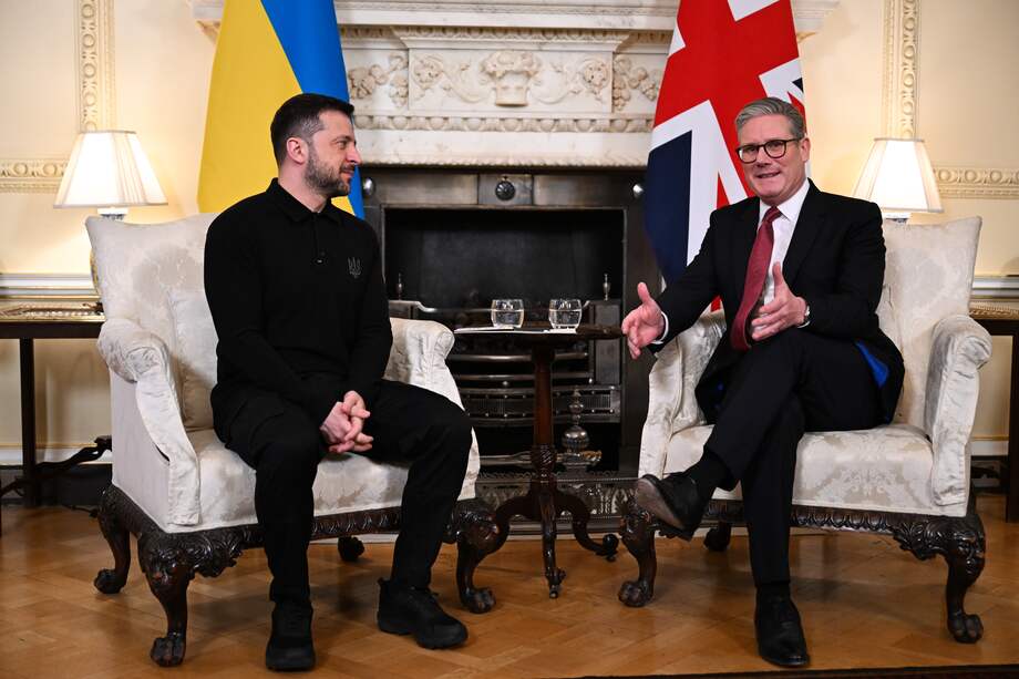 El primer ministro británico, Keir Starmer (derecha), y el presidente de Ucrania, Volodimir Zelenski (izquierda), asisten a una reunión bilateral en el número 10 de Downing Street