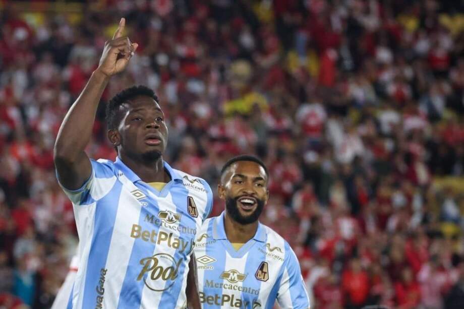 Adrián Parra (izq.) celebra el 1-0 parcial con el que Tolima vence a Santa Fe en El Campín.