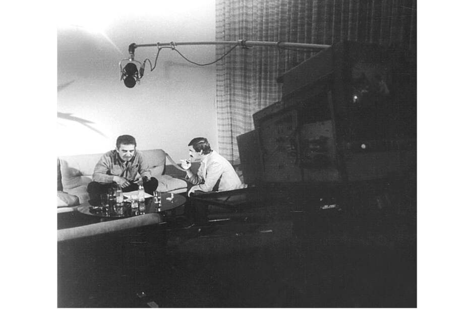 García Márquez en una de las facetas que más lo incomodaban: conceder entrevistas. En la foto conversa con el también periodista Germán Castro Caicedo./Archivo