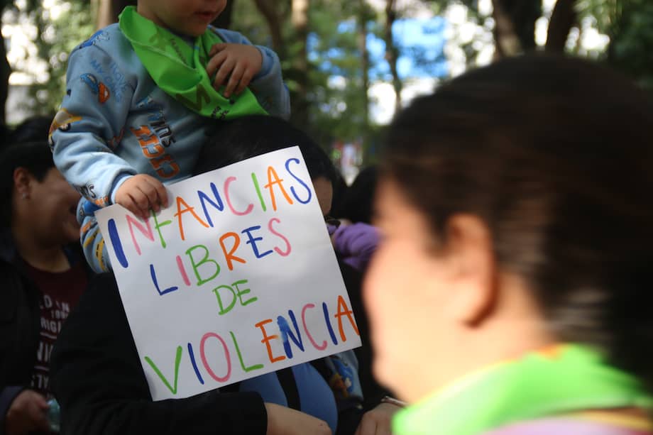 En 2023 se reportaron 6.369 víctimas de violencia intrafamiliar (casi 17 diarios); entre enero y julio de este año 313 (casi dos diarios) fueron asesinados. EFE/ Nina Osorio