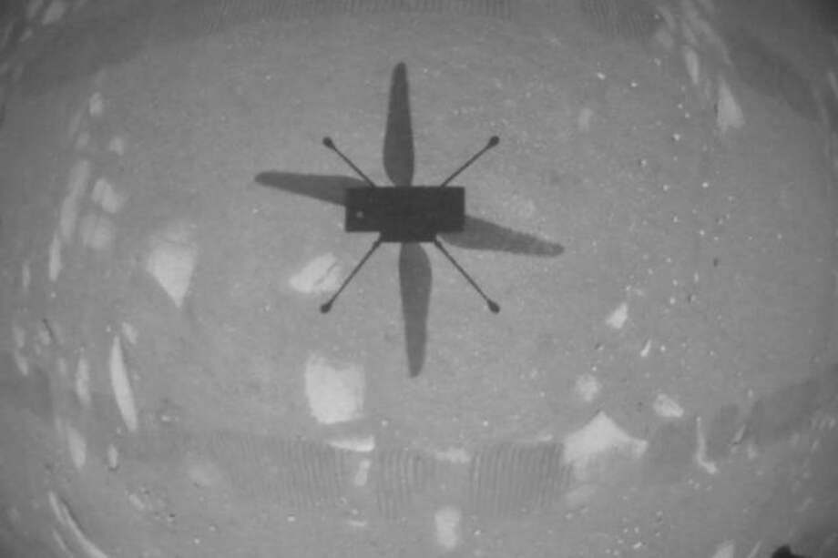 El helicóptero Ingenuity Mars de la NASA capturó esta toma mientras flotaba sobre la superficie marciana el 19 de abril de 2021, durante la primera instancia de vuelo controlado y motorizado en otro planeta. Usó su cámara de navegación, que rastrea de forma autónoma el suelo durante el vuelo.