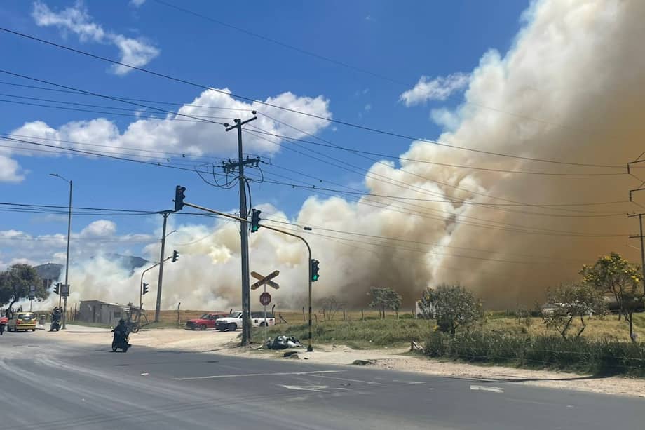 En al menos cuatro puntos de la ciudad, el Cuerpo Oficial de Bomberos controlan quemas forestales que, hasta ahora, no deja ninguna persona lesionada