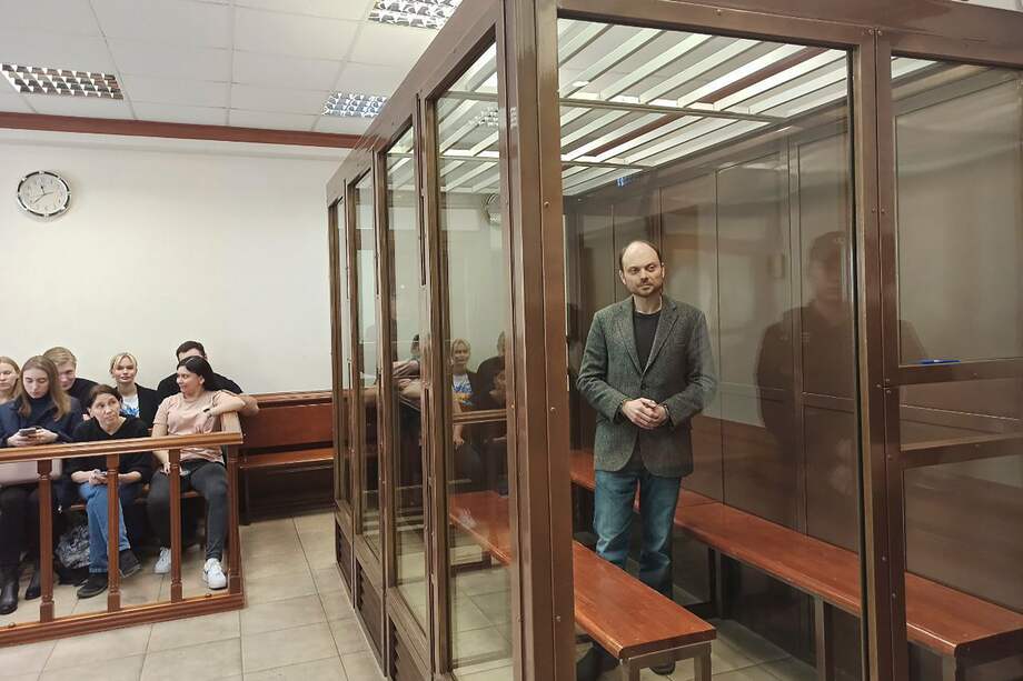Una imagen proporcionada por el servicio de prensa de la ciudad de Moscú muestra al opositor Vladimir Kara-Murza encerrado en una jaula durante el anuncio de su condena.