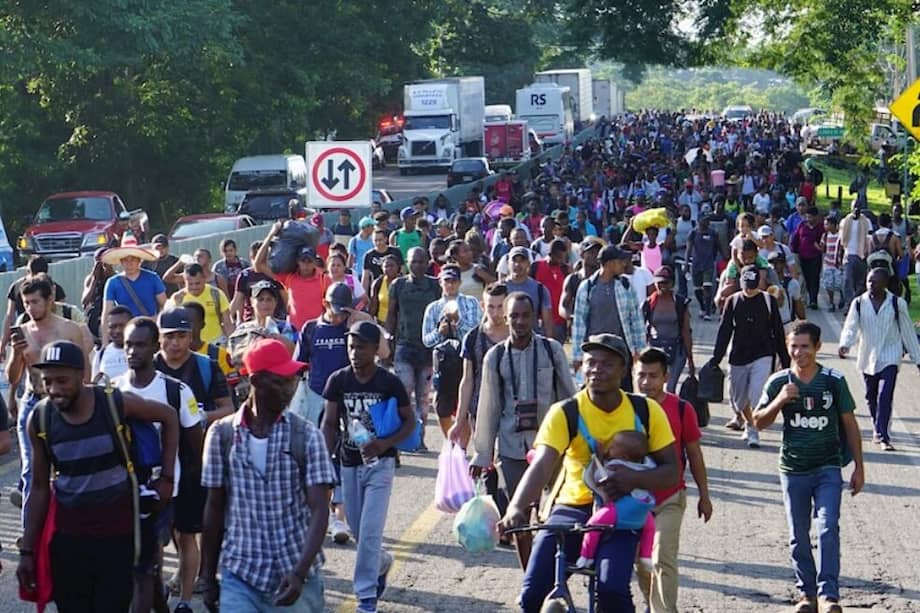 La caravana está compuesta por salvadoreños, cubanos, haitianos y algunos africanos. / EFE